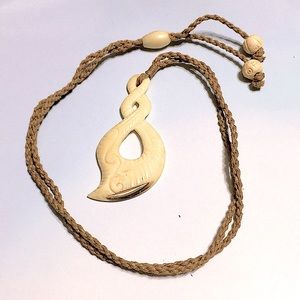 🖤Vtg💕handcarved bone pendant necklace